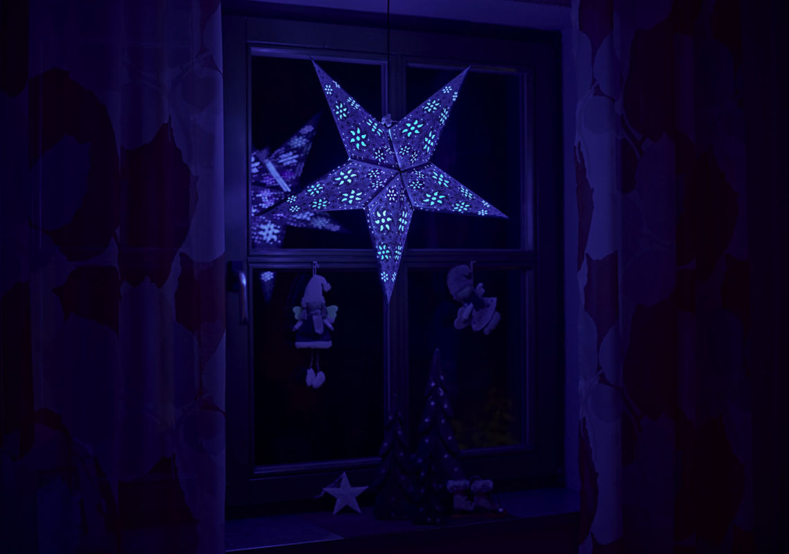 Weihnachtsstern Anubis (60cm) beleuchtet in blau bei Nacht